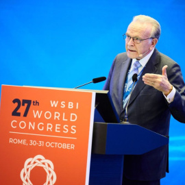 Isidro Fainé, durante su intervención en la asamblea general del Instituto Mundial de Cajas de Ahorros y Bancos Minoristas (WSBI, en sus siglas in inglés), celebrada en Roma (Italia).