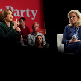 La candidata demócrata a la Presidencia de EEUU Kamala Harris en un coloquio con la excongresista republicana Liz Cheney, en Brookfield (Wisconsin, EEUU). REUTERS/Kevin Lamarque