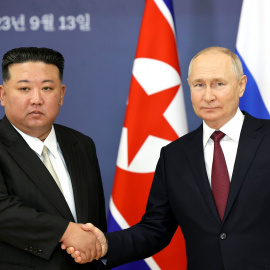 Vladimir Putin se reúne con el líder de Corea del Norte, Kim Jong-un, en el cosmódromo de Vostochny, en Rusia, a 13/09/2023.