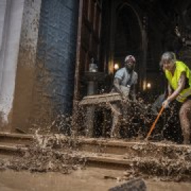 La fuerza vecinal desborda los pueblos tres días después del desastre: "Esto sobrepasa los límites de la solidaridad"