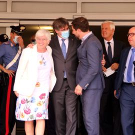 L'expresident Carles Puigdemont sortint del tribunal de Sàsser, on l'esperaven Toni Comín i Clara Ponsatí.