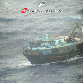 La Guardia Costera italiana ha rescatado una barca con más de 100 personas a bordo, incluidos varios menores, que fue escoltada y remolcada hoy hasta el puerto de Roccella Ionica (Calabria, sur) en vista de las pésimas condiciones meteorológicas de las