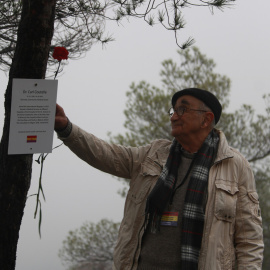 En Charles Coutelle, fill dels doctors Rose i Carl Coutelle, col·loca una flor a la placa del seu pare durant l'acte d'homenatge als brigadistes internacionals al Bosc de la Memòria de la Fatarella.