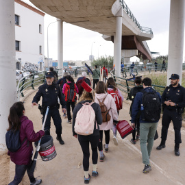 Miles de voluntarios intentan saltarse la prohibición y seguir con las labores de limpieza