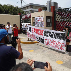 Un grupo de estudiantes de la Federación Universitaria de San Marcos hablan hoy, en una de las entradas de la Universidad Nacional Mayor de San Marcos (UNMSM), en Lima (Peru).