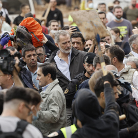 El rey Felipe VI y Carlos Mazón, increpados durante su visita a Paiporta este domingo.