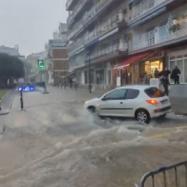 Alguns carrers de Sitges han quedat totalment negats d'aigua.