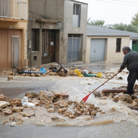 Un vecino limpia los escombros de la DANA en Castelló.