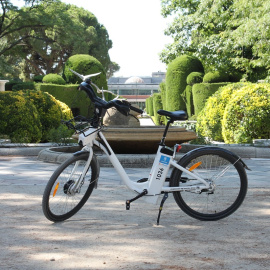 Una bicicleta de BiciMad en el Parque de El Retiro de Madrid.