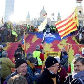 Manifestació independentista a la font de Montjuïc amb el MNAC al fons per protestar per la cimera hispano-francesa.