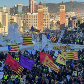 Manifestació independentista a la font de Montjuïc i a l’avinguda Maria Cristina per protestar per la cimera hispano-francesa.