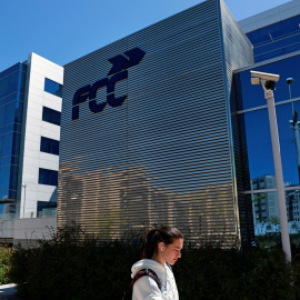 El logo de la constructora FCC en su sede en Madrid. REUTERS/Susana Vera