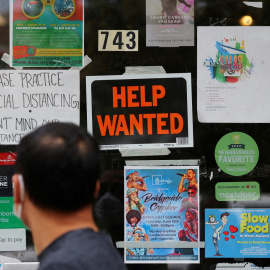 Un hombre pasa por delante de un comercio que ofrece empleo, con un cartel en su puerta de 'Help Wanted', en Cambridge (Massachusetts, EEUU). REUTERS/Brian Snyder