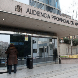 Una mujer entra en el edificio de la Audiencia Provincial de Madrid. E.P./Eduardo Parra / Europa Press