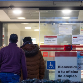 Varias personas entran en una oficina del SEPE de Móstoles, a 3 de enero de 2023, en Móstoles, Madrid.