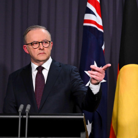 El primer ministro australiano, Anthony Albanese, pronuncia una declaración sobre el resultado del referéndum sobre la representación de los indígenas, a 14/10/2023.