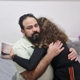 Samar, de 11 años, se abraza a su padre, Mourad Mestour, en su habitación en València. Lleva desde 2019 solicitando sin éxito sus papeles.