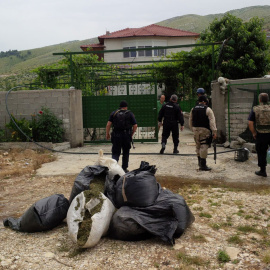 Policías albaneses, durante la operación llevada a cabo contra los narcos en la población de Lazarat.