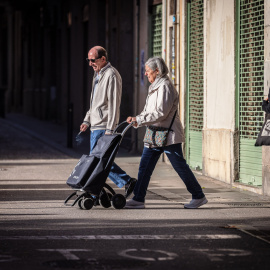 Dos veïns passegen per Barcelona, en una imatge d'arxiu