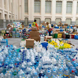 Voluntarios organizan la ayuda para los afectados de la DANA de Valencia este lunes en CentroCentro en el Palacio de Cibeles en Madrid.