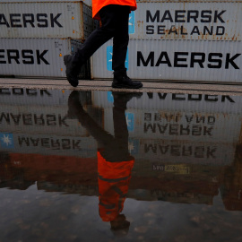 Un hombre pasa junto a varios contenedores de la empresa de transportes danesa Maersk, en Liverpool (Reino UNido). REUTERS/Phil Noble