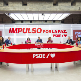 El secretario general del PSOE y presidente del Gobierno, Pedro Sánchez, preside una reunión del equipo de la ponencia marco del 41º Congreso Federal con el lema ‘Impulso por la Paz’.