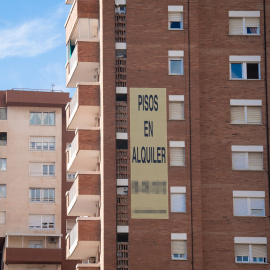 Cartel de alquiler de viviendas en la fachada de un edificio, a 31 de diciembre de 2022, en Barcelona, Catalunya.