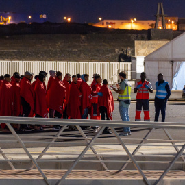 Los servicios sanitarios atienden a los migrantes llegados tras ser rescatados por Salvamento Marítimo al muelle de Puerto Naos, en Arrecife, Lanzarote, Canarias (España).