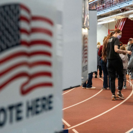 La gente vota en un colegio electoral el día de las elecciones en el distrito de Brooklyn de la ciudad de Nueva York, el 5 de noviembre de 2024.