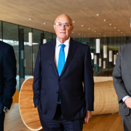 El presidente de Banco Sabadell, Josep Oliú (c), flanqueado por el consejero delegado Jaume Guardiola (i), y su sucesor, César González-Bueno (d).