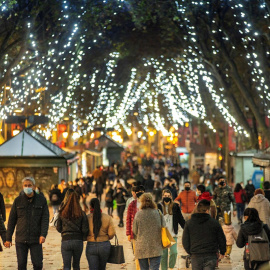 18/12/2020.- Ambiente en las Ramblas de Barcelona, este viernes.