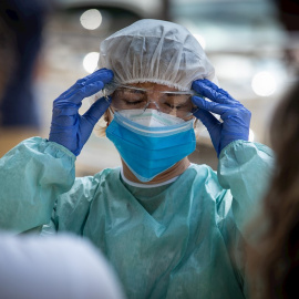 Una sanitaria se prepara antes de entrar en la carpa provisional para realizar test para detectar el coronavirus, en una imagen de archivo.