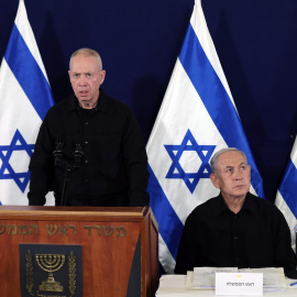 Imagen de archivo del Primer Ministro de Israel, Benjamin Netanyahu (izq.), y el Ministro de Defensa, Yoav Gallant (dcha.), en una conferencia de prensa en la base militar de Kirya, en Tel Aviv, Israel.