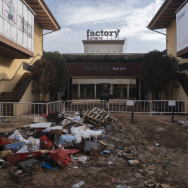 Basura y lodo acumulado en el Centro Comercial de Bonaire, a 5 de noviembre de 2024, en València.