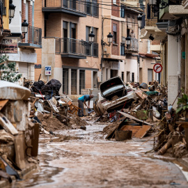 Voluntarios limpian los desperfectos ocasionados por la DANA, a 4 de noviembre de 2024, en Paiporta,