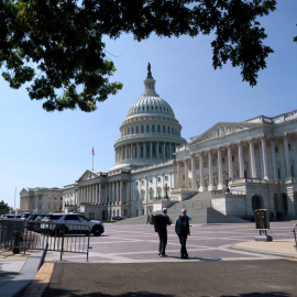 Fotografía de archivo del 9 de septiembre de 2024 de personas caminando frente al Capitolio, sede del Congreso estadounidense, en Washington.