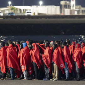 Varias de las personas rescatadas en el puerto de Lanzarote, a 5 de noviembre de 2024.