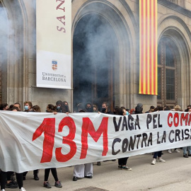 Desenes d'estudiants es concentren a les portes de la UB Central després de desconvocar la tancada a la universitat.