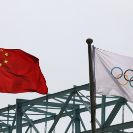 La bandera nacional china ondea junto a una bandera olímpica en el Comité Organizador de los Juegos Olímpicos y Paralímpicos de Invierno de 2022 en Beijing.