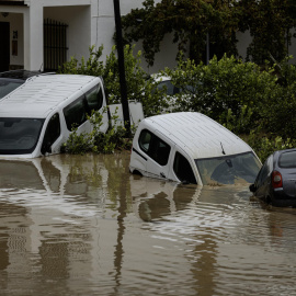 Estado en el que ha quedado los coches en la localidad malagueña de Álora tras el desborde del río Guadalhorce debido a las lluvias torrenciales, a 29 de octubre de 2024.