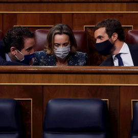 16/12/2020.- EL líder del PP, Pablo Casado (d), la portavoz, Cuca Gamarra y el secretario general, Teodoro García Egea, durante el pleno del Congreso ante el que presidente del Gobierno, Pedro Sánchez, comparece este miércoles a petición propia para 