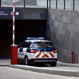 Un coche de los Mossos d’Esquadra entra en la Ciutat de la Justicia de Barcelona, a 8 de agosto de 2024, en Barcelona, Catalunya.