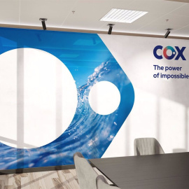 El logo de Cox en sus oficinas.