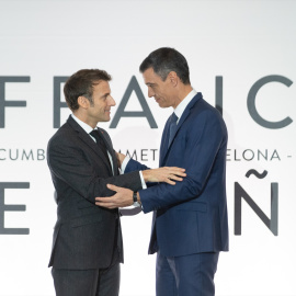 El presidente de Francia, Emmanuel Macron (i) y el presidente del Gobierno, Pedro Sánchez (d), se abrazan tras la firma de un Tratado de Amistad entre sus respectivos países, durante la XXVII Cumbre Hispano-Francesa, en el Museo Nacional de Arte de Cata