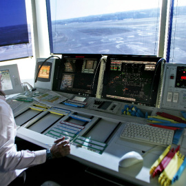 Una controladora aérea en su puesto de trabajo.