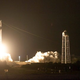 Una foto del folleto facilitada por la NASA muestra que un cohete SpaceX Falcon 9 que transporta la nave espacial Crew Dragon de la compañía es lanzado en la NASA.