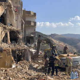 Equipos de rescate trabajan en el lugar de un bombardeo israelí ocurrido contra un edificio en la localidad de Barja, al sur de Beirut.