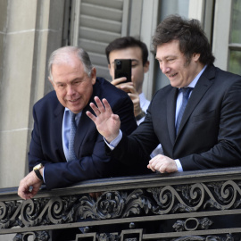 El presidente de Argentina Javier Milei (d) junto a Gerardo Werthein, saludando desde un balcón del Palacio San Martín en la sede de la Cancillería Argentina, en Buenos Aires (Argentina) en una fotografía de archivo