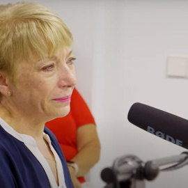 Captura de pantalla del tráiler del documental en el que la hija de uno de los fallecidos declara en su comparecencia ante la Comisión de Investigación de la Asamblea de Madrid.