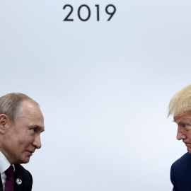 Putin y Trump cara a cara durante la cumbre del G20 en Osaka, a 28 de junio de 2019.